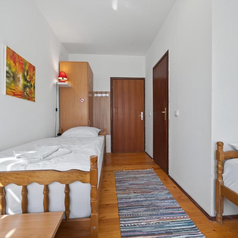 Apartman GM-sobe-Pale Near Jahorina & Sarajevo, Private Parking - Four-Bedroom Apartment - 27