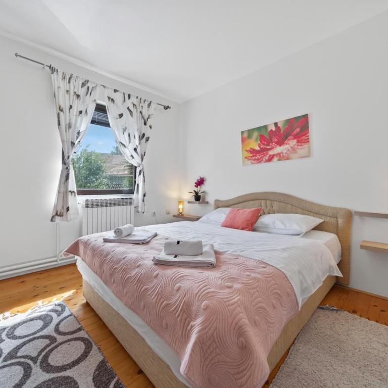 Apartman GM-sobe-Pale Near Jahorina & Sarajevo, Private Parking - Four-Bedroom Apartment - 14