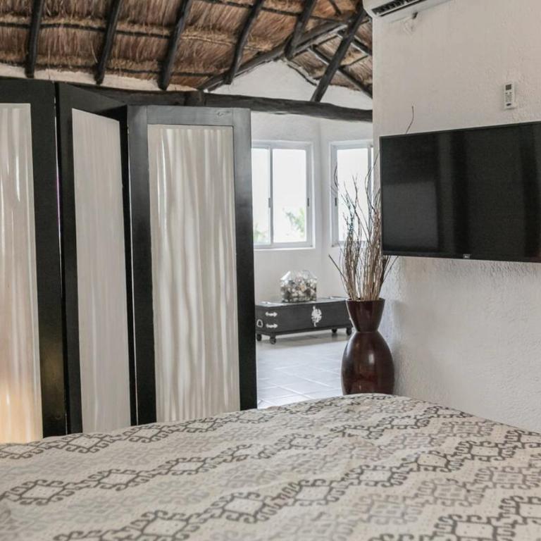 Cozy studios, walking distance to the beach - Studio Apartment with Harbor View - 8