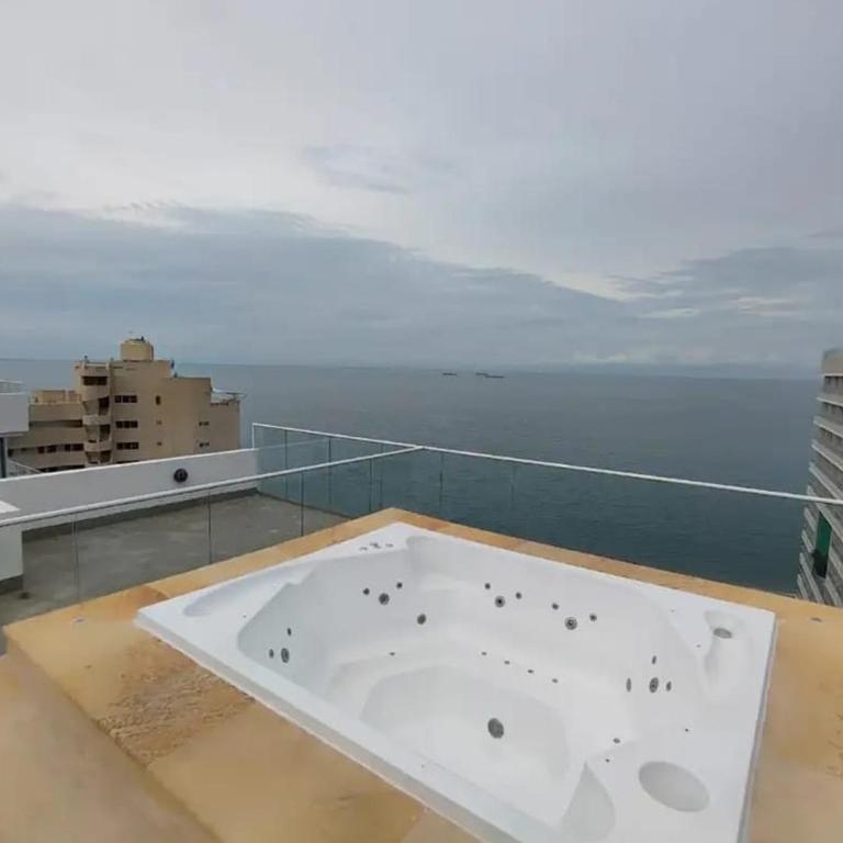 Vista al mar espectacular apto, amplio, fresco piso alto conjunto con jacuzzi - Apartamento de 3 dormitorios - 1