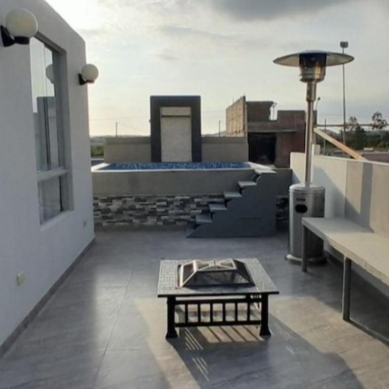 Casa con piscina, terraza y parrilla en Ica - Three-Bedroom Townhouse - 3