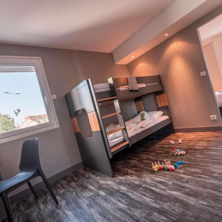 ibis Styles Blois Centre Gare - Suite Standard avec 1 Lit Double et 2 Lits Simples - 5