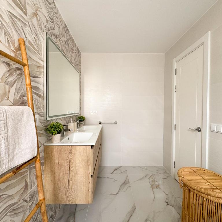 Oasis Beach Home Meloneras with jacuzzi - Four-Bedroom Vacation Home - 44