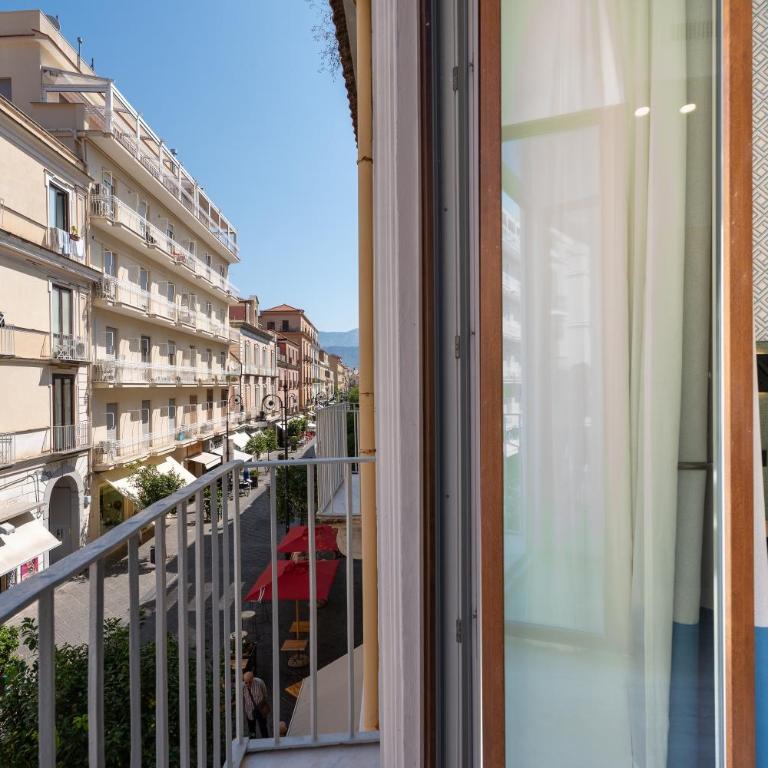 Domus Gualtieri - Double or Twin Room with Balcony - 9