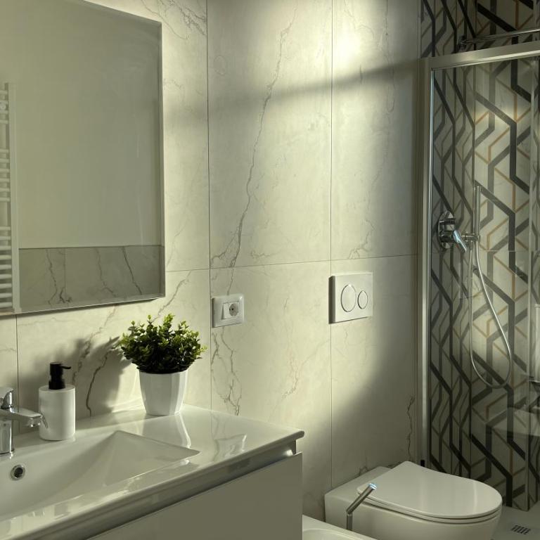 Framira House - Elegant Room tra Centro e Fiera - Camera Matrimoniale con Bagno in Comune - 4