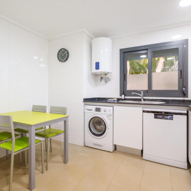 Hogar Brisa de las Marinas acogedor apartamento con amplia terraza y acceso directo a las piscinas-Comfortable apartment with spacious terrace and direct pool access - Apartamento de 2 dormitorios - 24