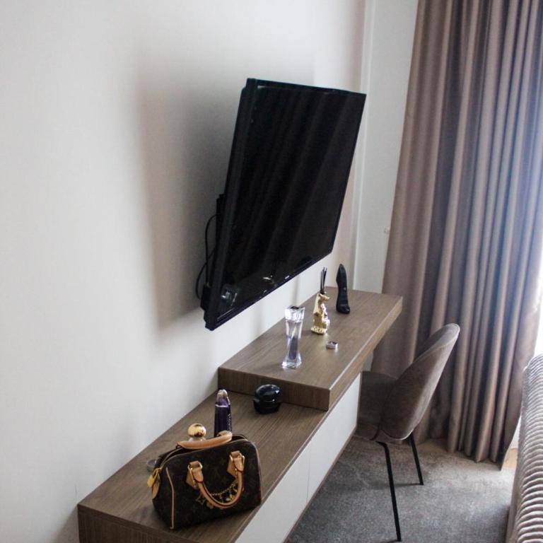 Luxurious 2BR Designer Apartment Near River & Park - Two-Bedroom Apartment - 16