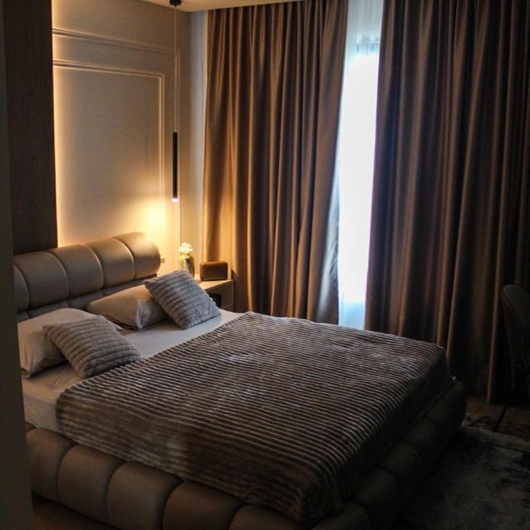Luxurious 2BR Designer Apartment Near River & Park - Two-Bedroom Apartment - 10