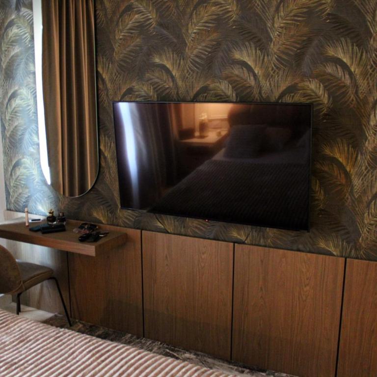 Luxurious 2BR Designer Apartment Near River & Park - Two-Bedroom Apartment - 12