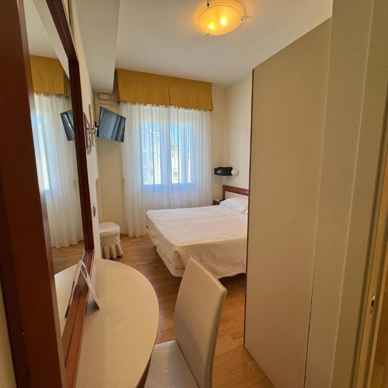Hotel Aristeo Rimini fronte mare - Due Camere Comunicanti con Vista Mare Parziale - 5