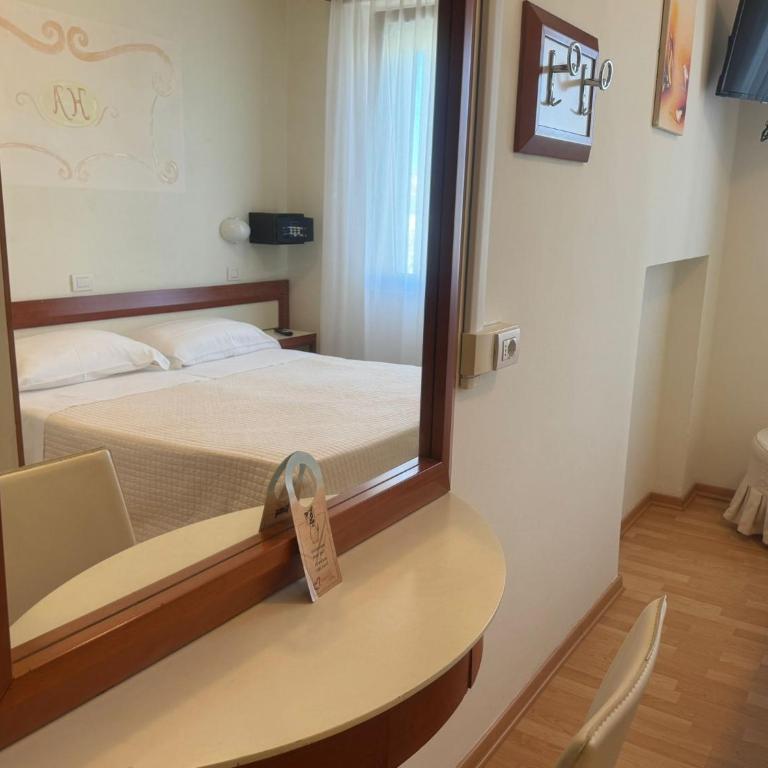 Hotel Aristeo Rimini fronte mare - Due Camere Comunicanti con Vista Mare Parziale - 6