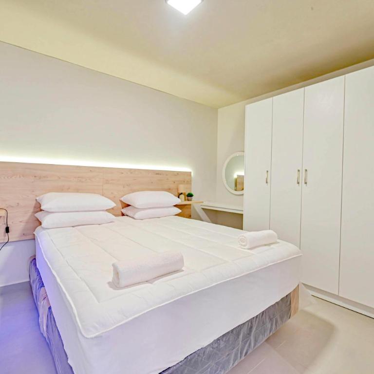 Elegant 2-bedroom space with a pool, gym, and free parking - Two-Bedroom Apartment - 13