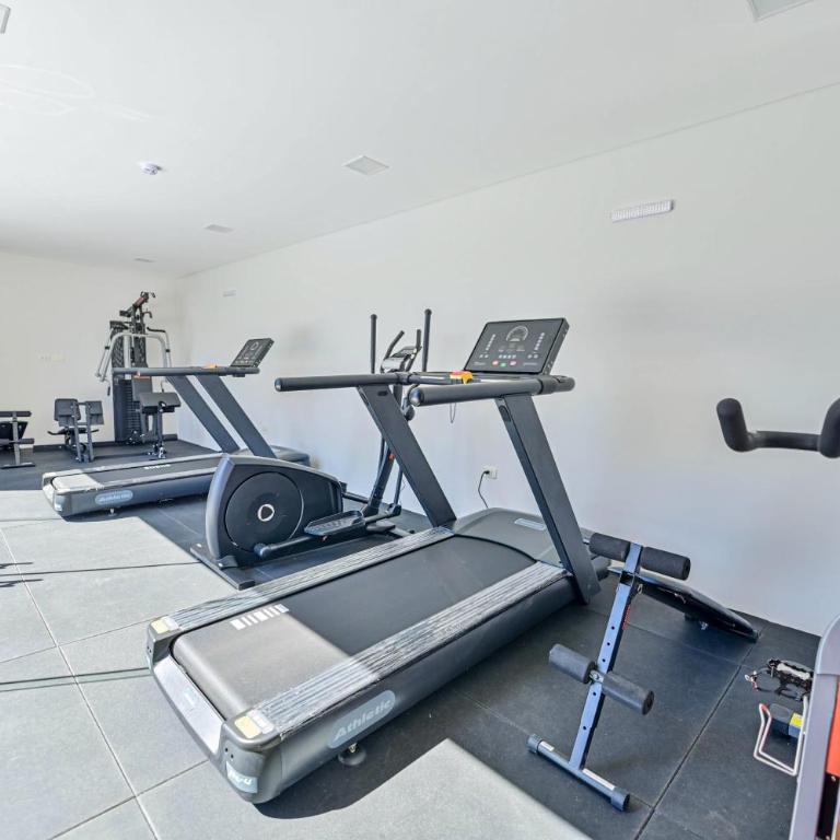 Elegant 2-bedroom space with a pool, gym, and free parking - Two-Bedroom Apartment - 19