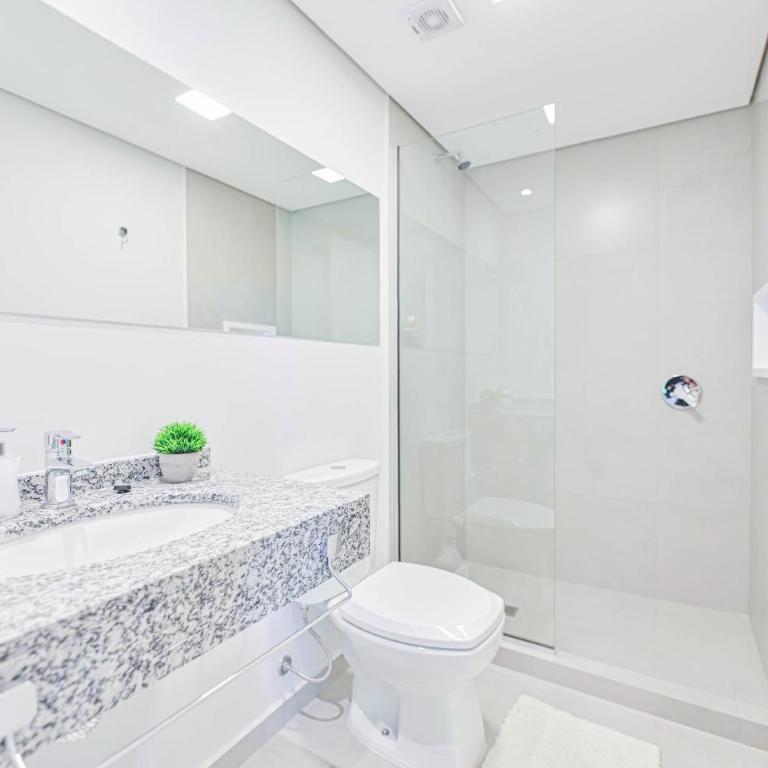 Elegant 2-bedroom space with a pool, gym, and free parking - Two-Bedroom Apartment - 22