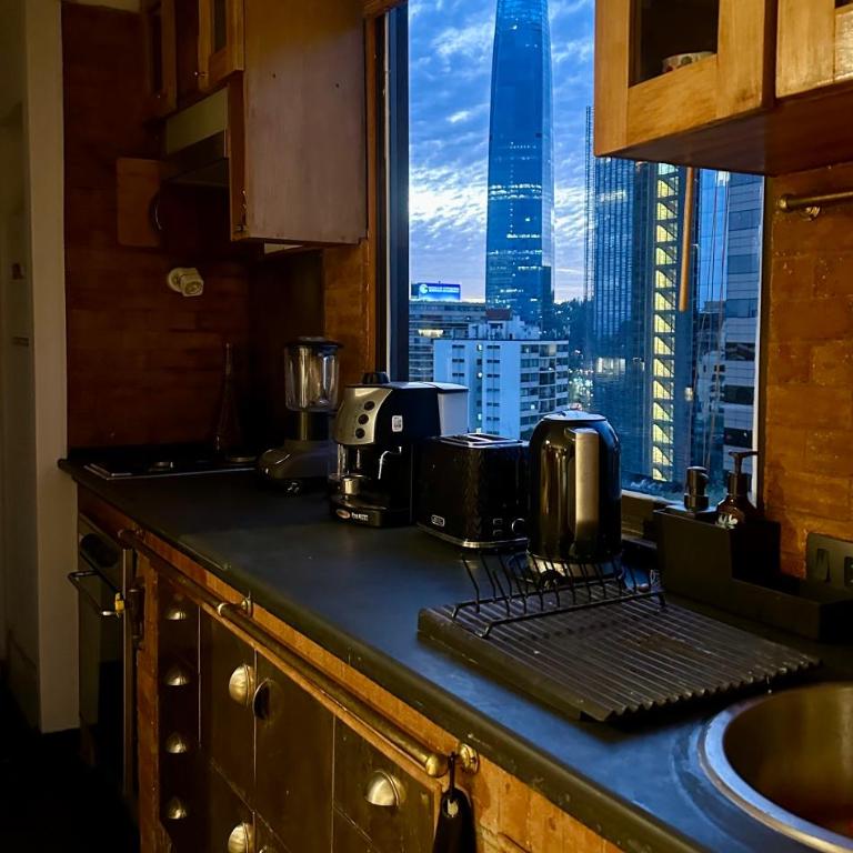 Amplio excelente ubicación y vista Depto 1 Dormitorio y Sofá cama Cercano a COSTANERA CENTER con AC y WIFI entre Metro el Golf y Tobalaba con estacionamiento incluido en Las Condes - One-Bedroom Apartment - 6