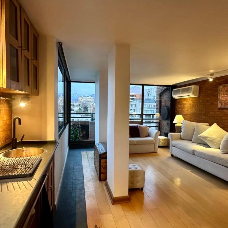 Amplio excelente ubicación y vista Depto 1 Dormitorio y Sofá cama Cercano a COSTANERA CENTER con AC y WIFI entre Metro el Golf y Tobalaba con estacionamiento incluido en Las Condes - One-Bedroom Apartment - 3