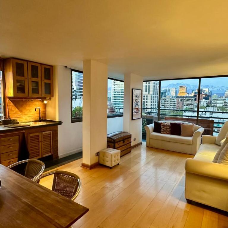 Amplio excelente ubicación y vista Depto 1 Dormitorio y Sofá cama Cercano a COSTANERA CENTER con AC y WIFI entre Metro el Golf y Tobalaba con estacionamiento incluido en Las Condes - One-Bedroom Apartment - 1