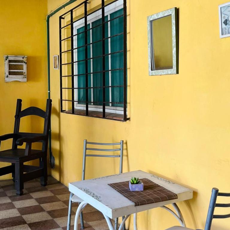 HOSPEDAJE "La Catalina" Ubicada a 15 minutos del Aeropuerto Internacional de Ezeiza con Estacionamiento Gratis - Two-Bedroom House - 15