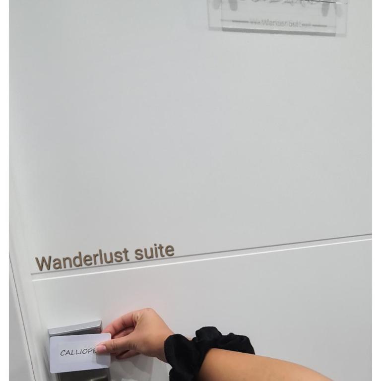Wanderlust Suite - Camera King Standard - 40