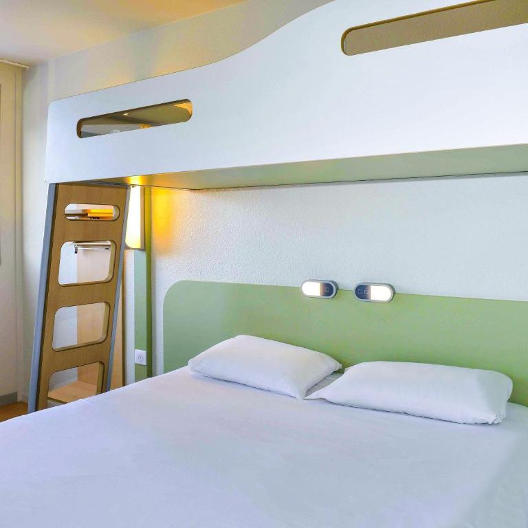 ibis budget Bordeaux Lac - Chambre Standard avec 1 Lit Double et 1 Lit Superposé - 4