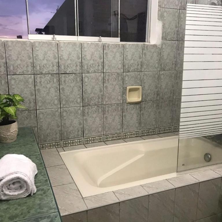 Casa en la ciudad de Piura con aire acondicionado - Four-Bedroom House - 11