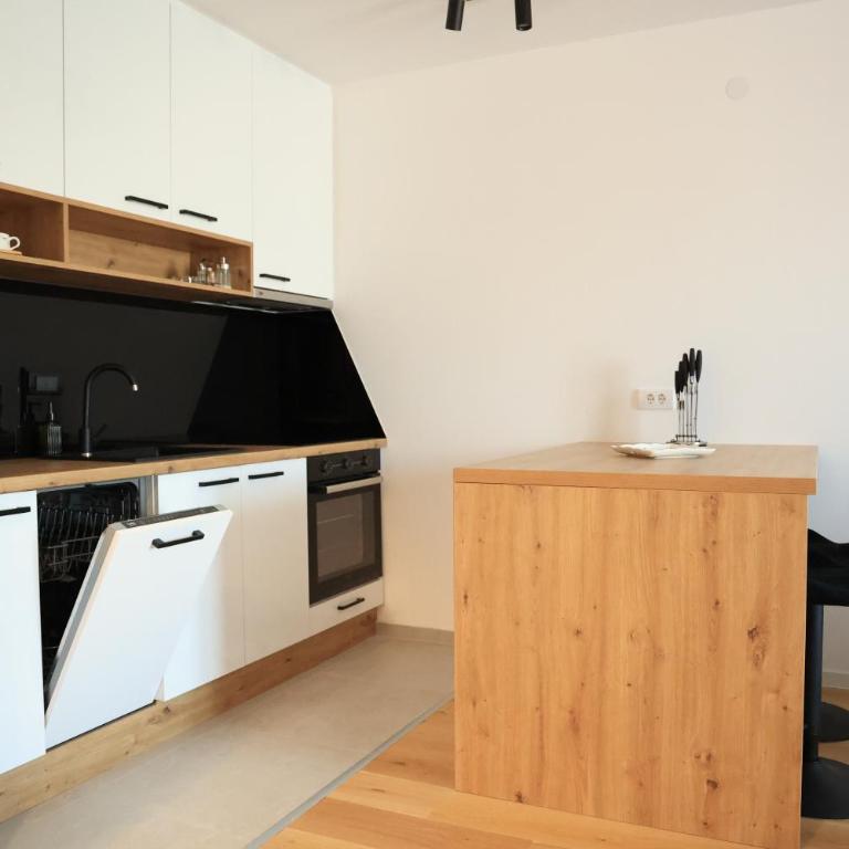 Lux Apartment Divine with Private Parking Garage - One-Bedroom Apartment - 36
