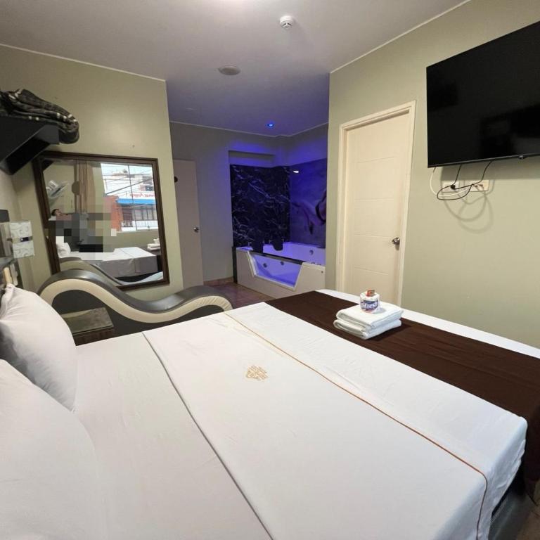 West Plaza - Suite - 3