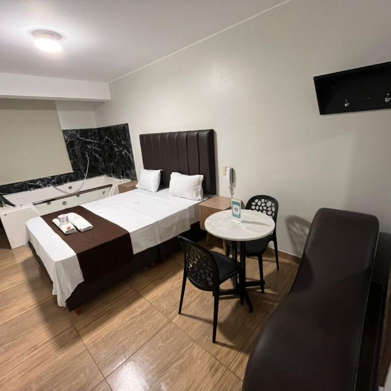 West Plaza - Suite - 2