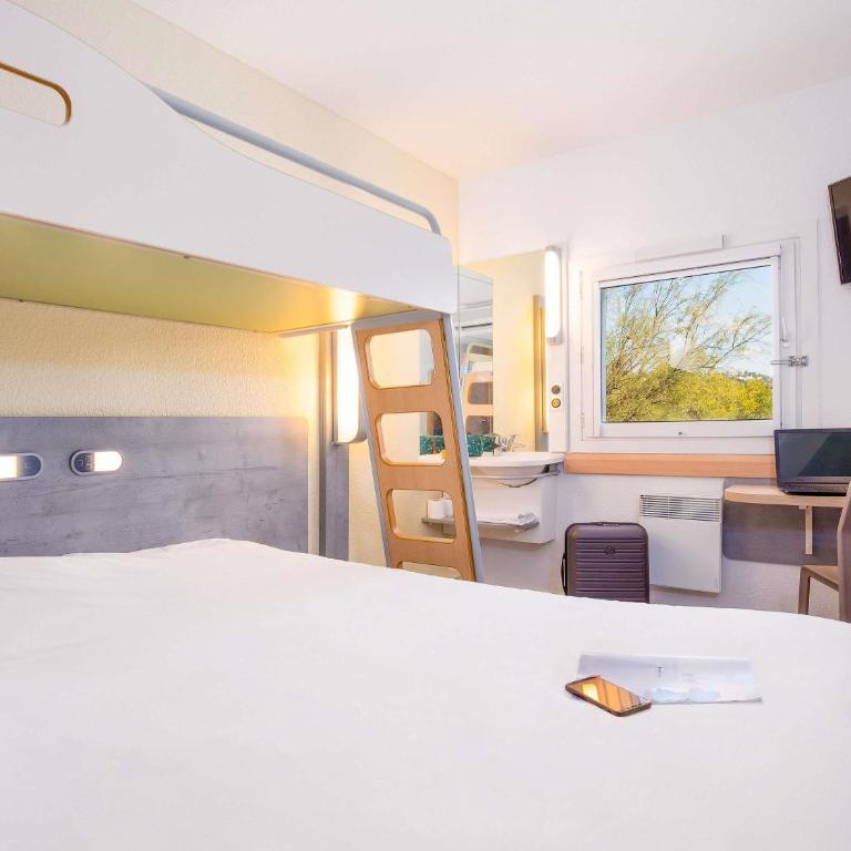 Ibis Budget Fréjus Capitou - Chambre Triple avec Lit Double et Lit Superposé - 1