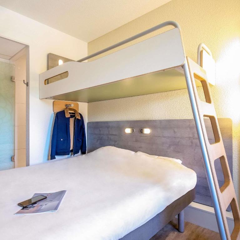 Ibis Budget Fréjus Capitou - Chambre Triple avec Lit Double et Lit Superposé - 2