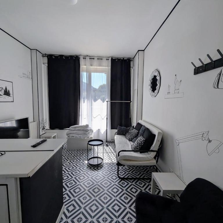 Atypique Studio avec terrasse - Appartement - Rez-de-Chaussée - 4