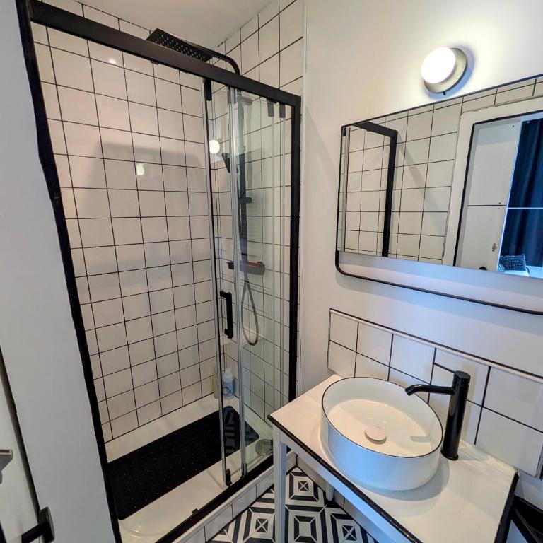Atypique Studio avec terrasse - Appartement - Rez-de-Chaussée - 28