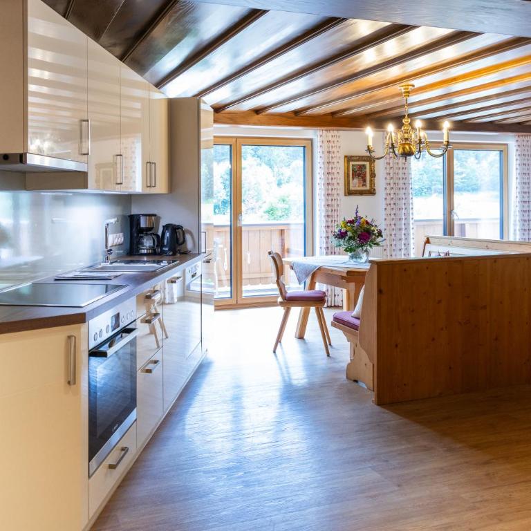 Gästehaus Anneliese - Three-Bedroom Apartment with Balcony - 2