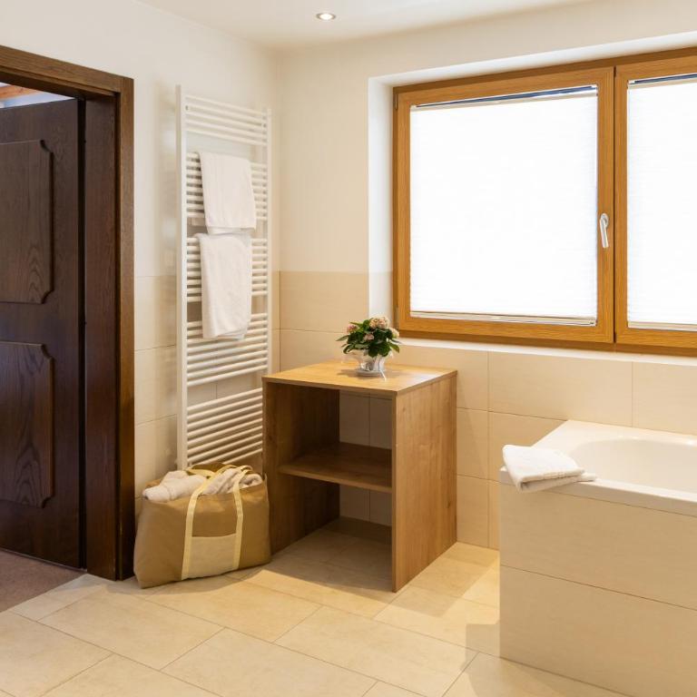 Gästehaus Anneliese - Three-Bedroom Apartment with Balcony - 4