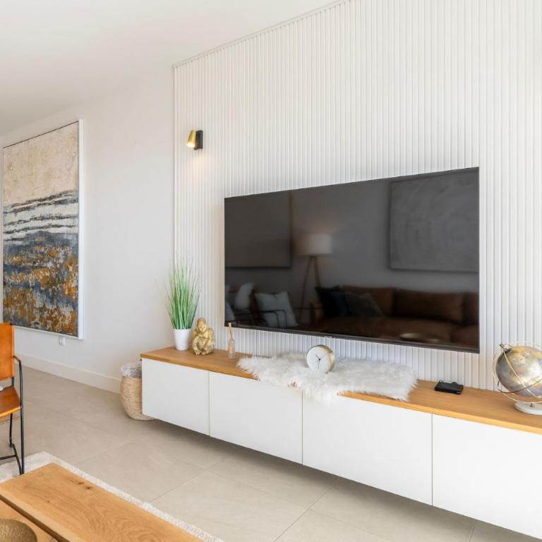Sophisticated Two Bed Apartment in Pure South with Sea View - Apartamento - 3