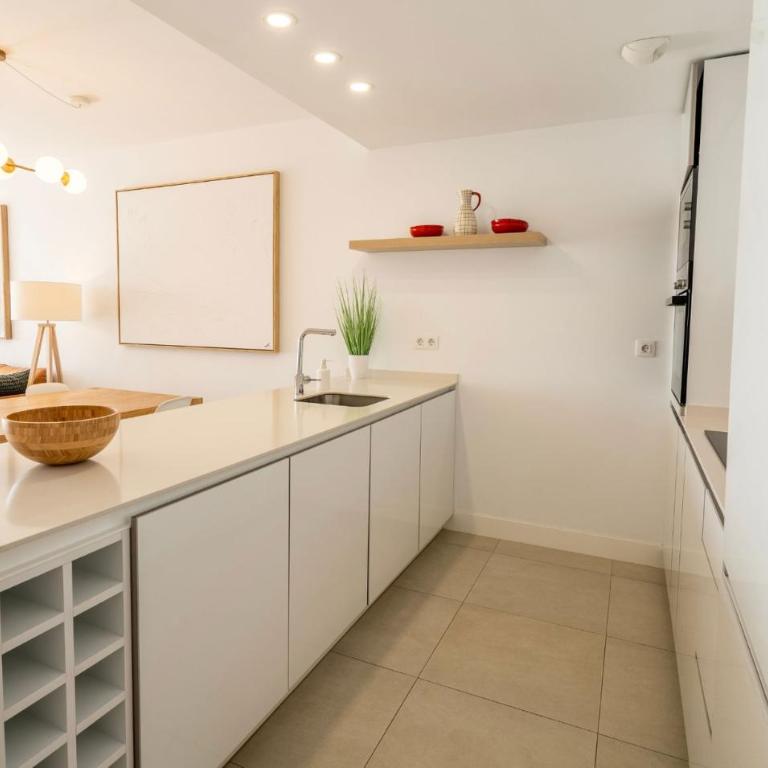 Sophisticated Two Bed Apartment in Pure South with Sea View - Apartamento - 14