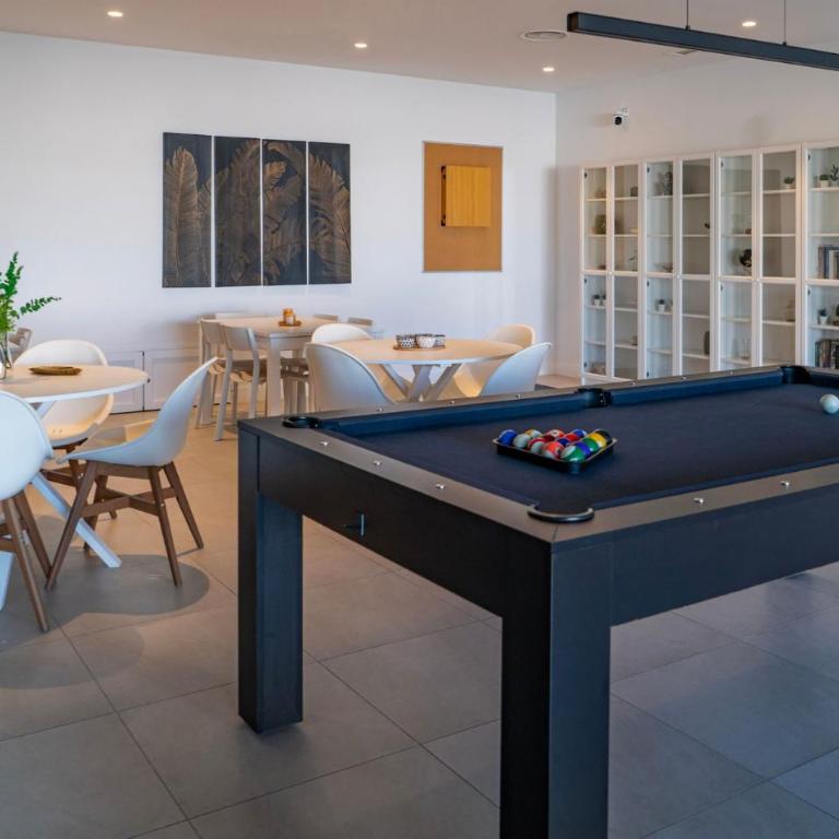 Sophisticated Two Bed Apartment in Pure South with Sea View - Apartamento - 43