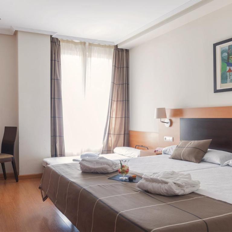 FC Infantas de León - Habitación Doble con cama supletoria - 1 o 2 camas (2 adultos + 1 niño) - 4