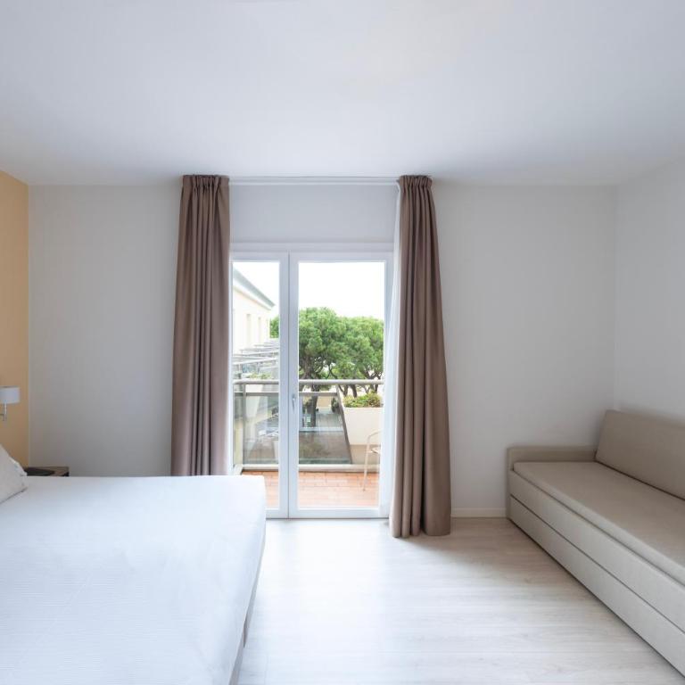 Hotel Excelsior - Deluxe Quadruple Room with Balcony Partial Sea View - 5
