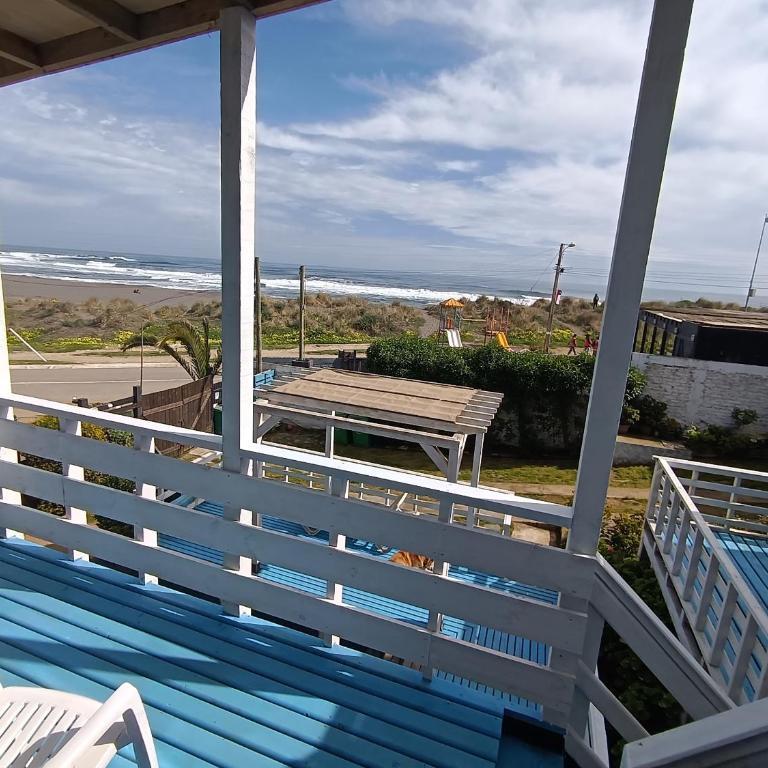 Pichilemuhostel SurfersView - Deluxe Double Room with Balcony and Sea View - 6