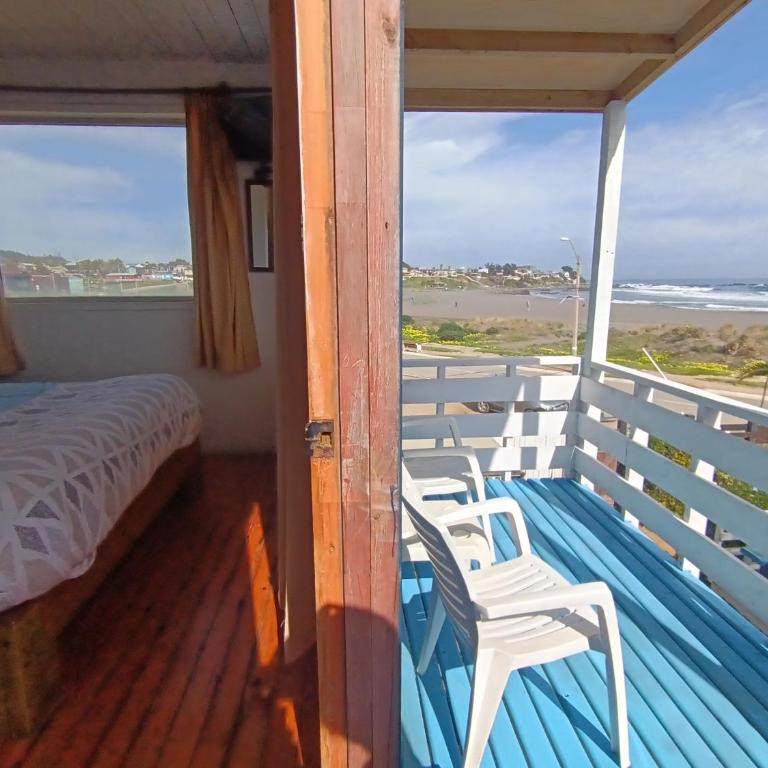 Pichilemuhostel SurfersView - Deluxe Double Room with Balcony and Sea View - 4