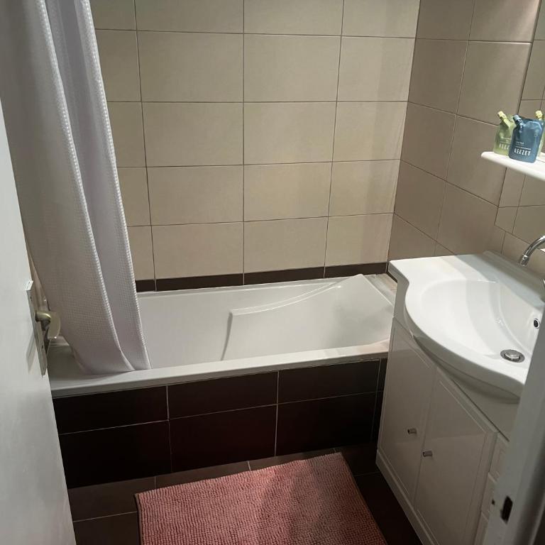 Quiet Seaside Apartment, 1 Min to Beach, Parking, Promenade de la Plage - Appartement 1 Chambre - 7