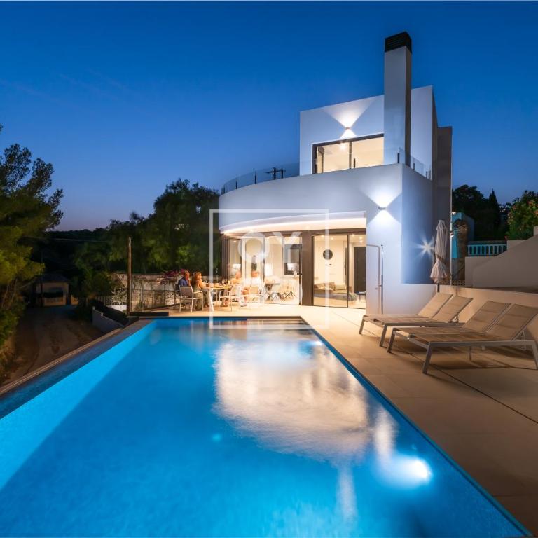 Villa Mar y Monte, saltwater pool, sea and mountain views, by OYOOSTAYS - Casa Vacacional de 3 dormitorios - 5