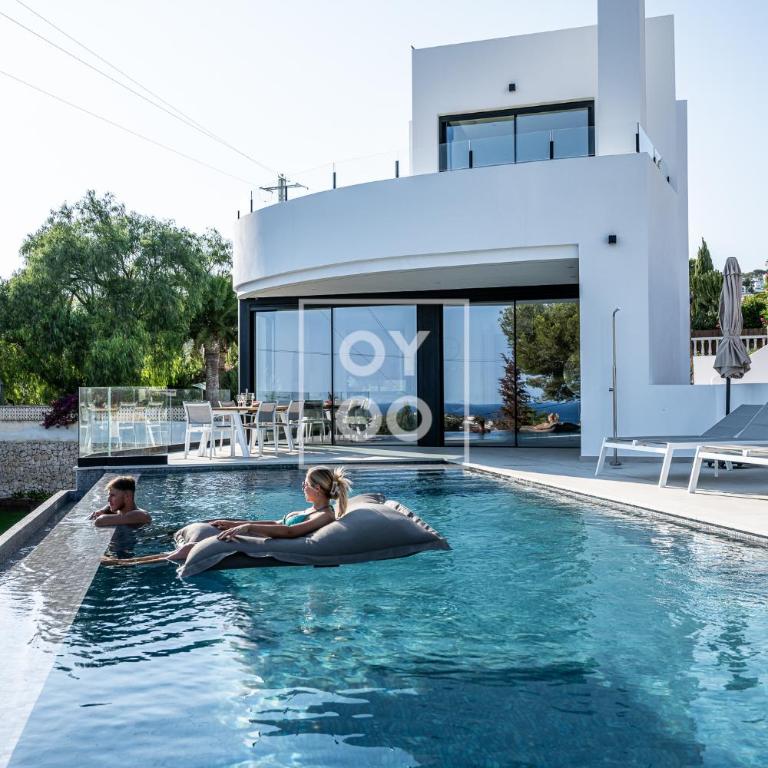Villa Mar y Monte, saltwater pool, sea and mountain views, by OYOOSTAYS - Casa Vacacional de 3 dormitorios - 1