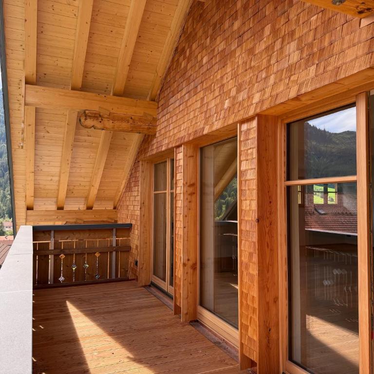 DAS BISCHOF - 5 exklusive Ferienwohnungen und 1 Doppelzimmer - 4x mit privater Zirben Sauna - Semmelservice & Hindelang PLUS - Studio-Apartment mit Balkon - 2