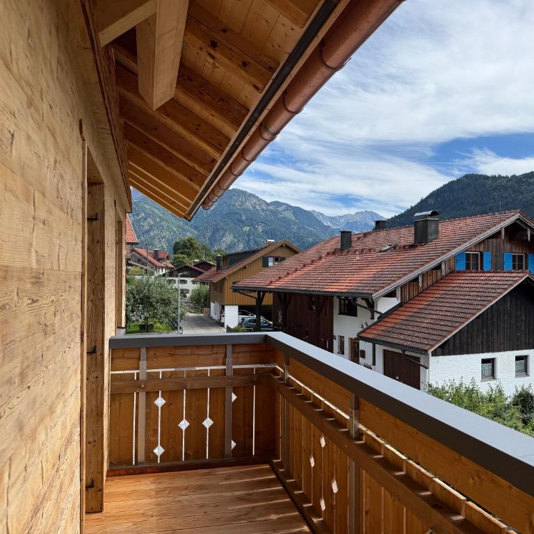 DAS BISCHOF - 5 exklusive Ferienwohnungen und 1 Doppelzimmer - 4x mit privater Zirben Sauna - Semmelservice & Hindelang PLUS - Deluxe Apartment mit Balkon und 2 Schlafzimmern - 2