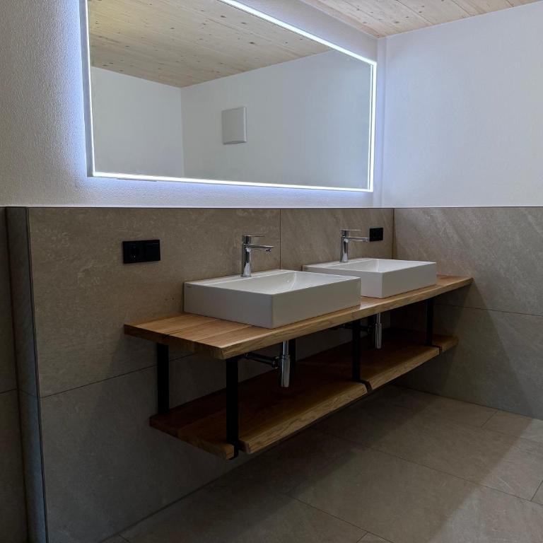 DAS BISCHOF - 5 exklusive Ferienwohnungen und 1 Doppelzimmer - 4x mit privater Zirben Sauna - Semmelservice & Hindelang PLUS - Superior Apartment mit 1 Schlafzimmer und Balkon - 1