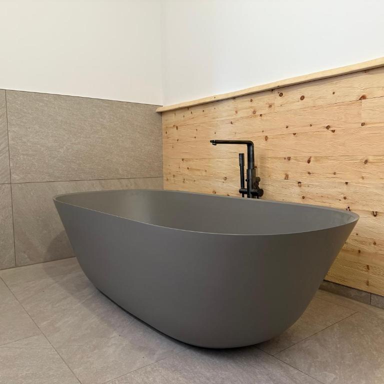 DAS BISCHOF - 5 exklusive Ferienwohnungen und 1 Doppelzimmer - 4x mit privater Zirben Sauna - Semmelservice & Hindelang PLUS - Deluxe Apartment mit Balkon und 2 Schlafzimmern - 3