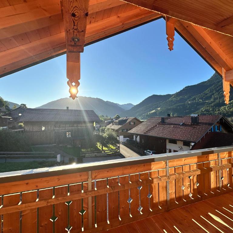 DAS BISCHOF - 5 exklusive Ferienwohnungen und 1 Doppelzimmer - 4x mit privater Zirben Sauna - Semmelservice & Hindelang PLUS - Studio-Apartment mit Balkon - 1