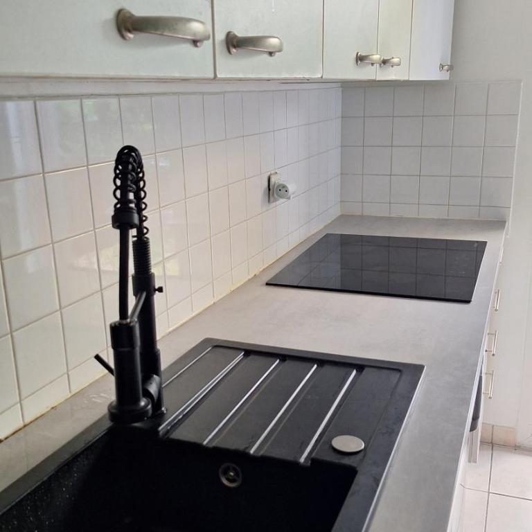 Bright & Calm 50qm - 10 min Antibes - 15 min Cannes - Pool & Tennis - Appartement 1 Chambre - 14